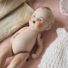画像10: 小さなビスクドールベビー/白いクロシェのワンピースとドロワース、ボネ付き (10)