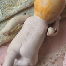 画像11: ［m様お問合せ商品］ドイツ製ビスクドールベビー/ピンク色のクロシェおくるみとボネ付き (11)