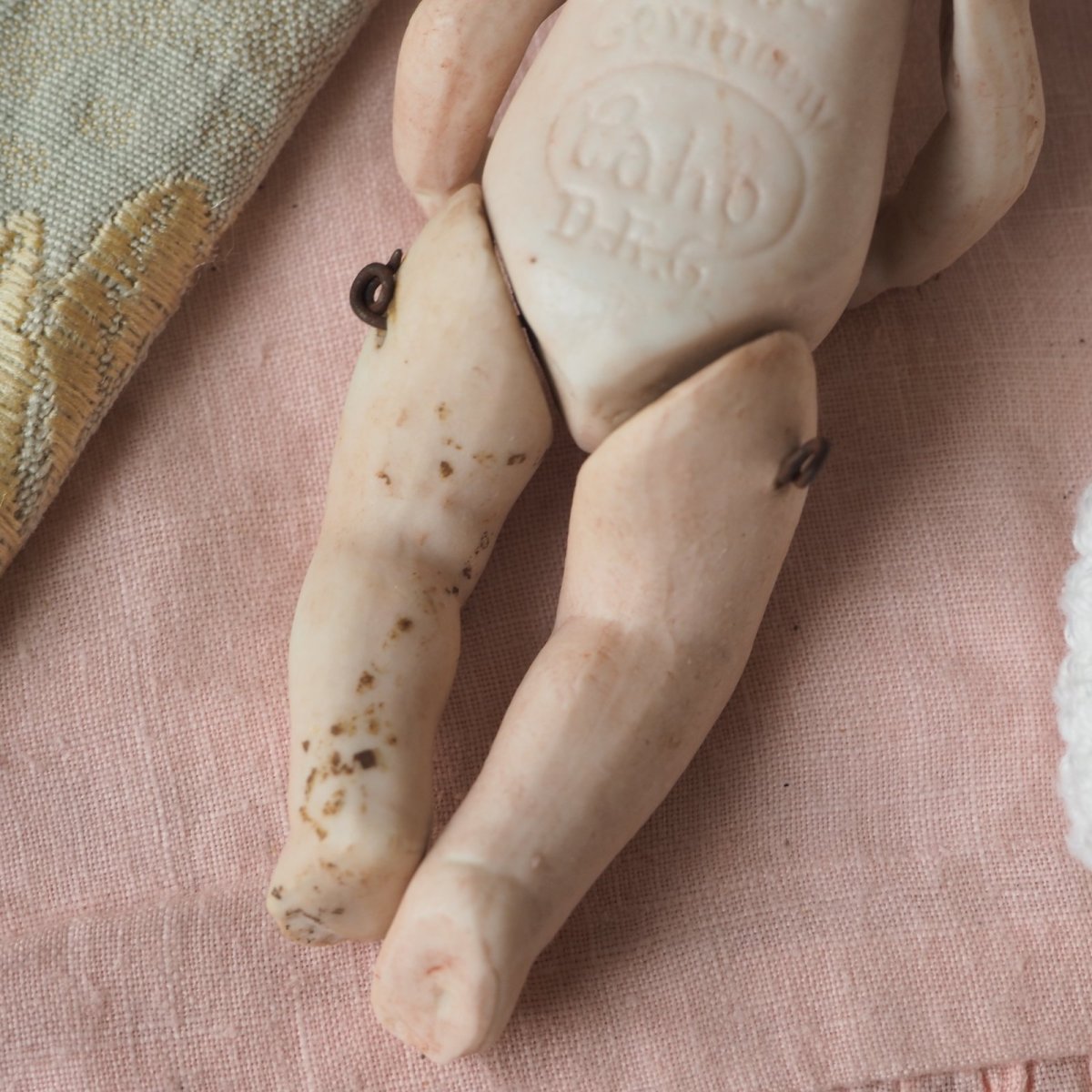 画像18: 小さなビスクドールベビー/白いクロシェのワンピースとドロワース、ボネ付き (18)