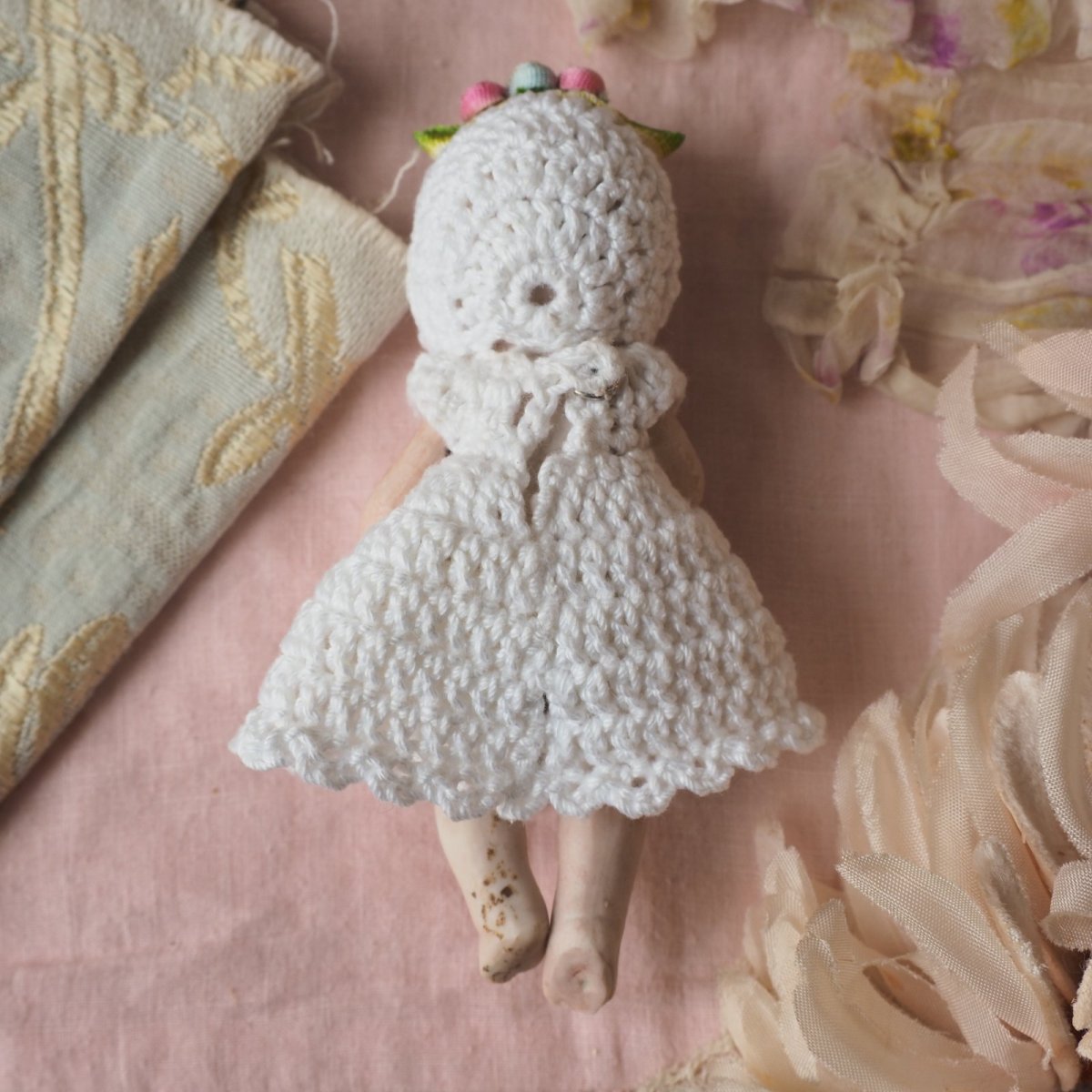 画像5: 小さなビスクドールベビー/白いクロシェのワンピースとドロワース、ボネ付き (5)