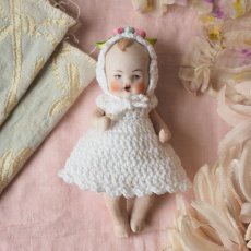 画像1: 小さなビスクドールベビー/白いクロシェのワンピースとドロワース、ボネ付き (1)