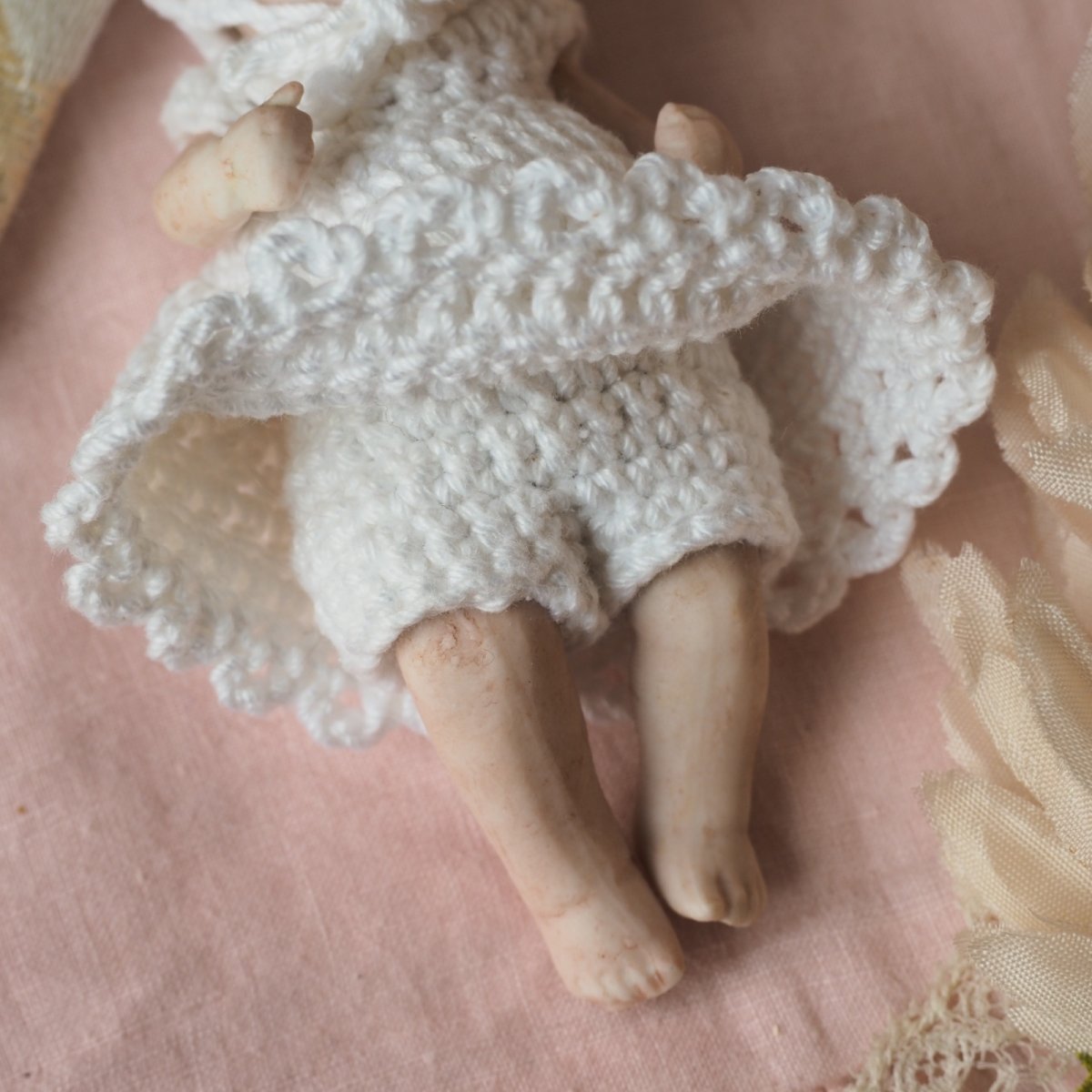 画像4: 小さなビスクドールベビー/白いクロシェのワンピースとドロワース、ボネ付き (4)