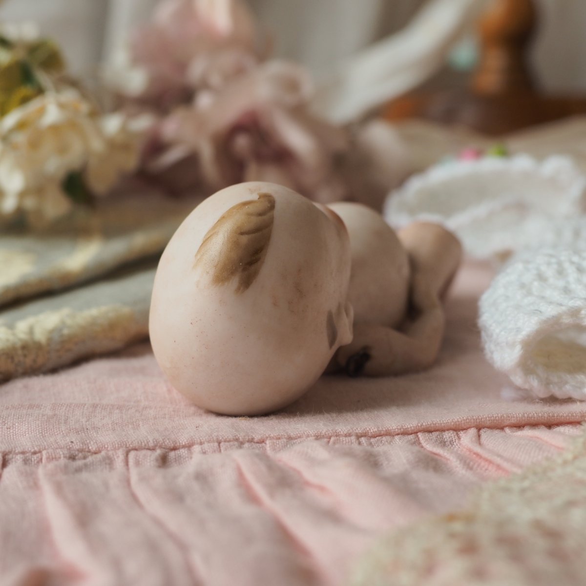 画像20: 小さなビスクドールベビー/白いクロシェのワンピースとドロワース、ボネ付き (20)