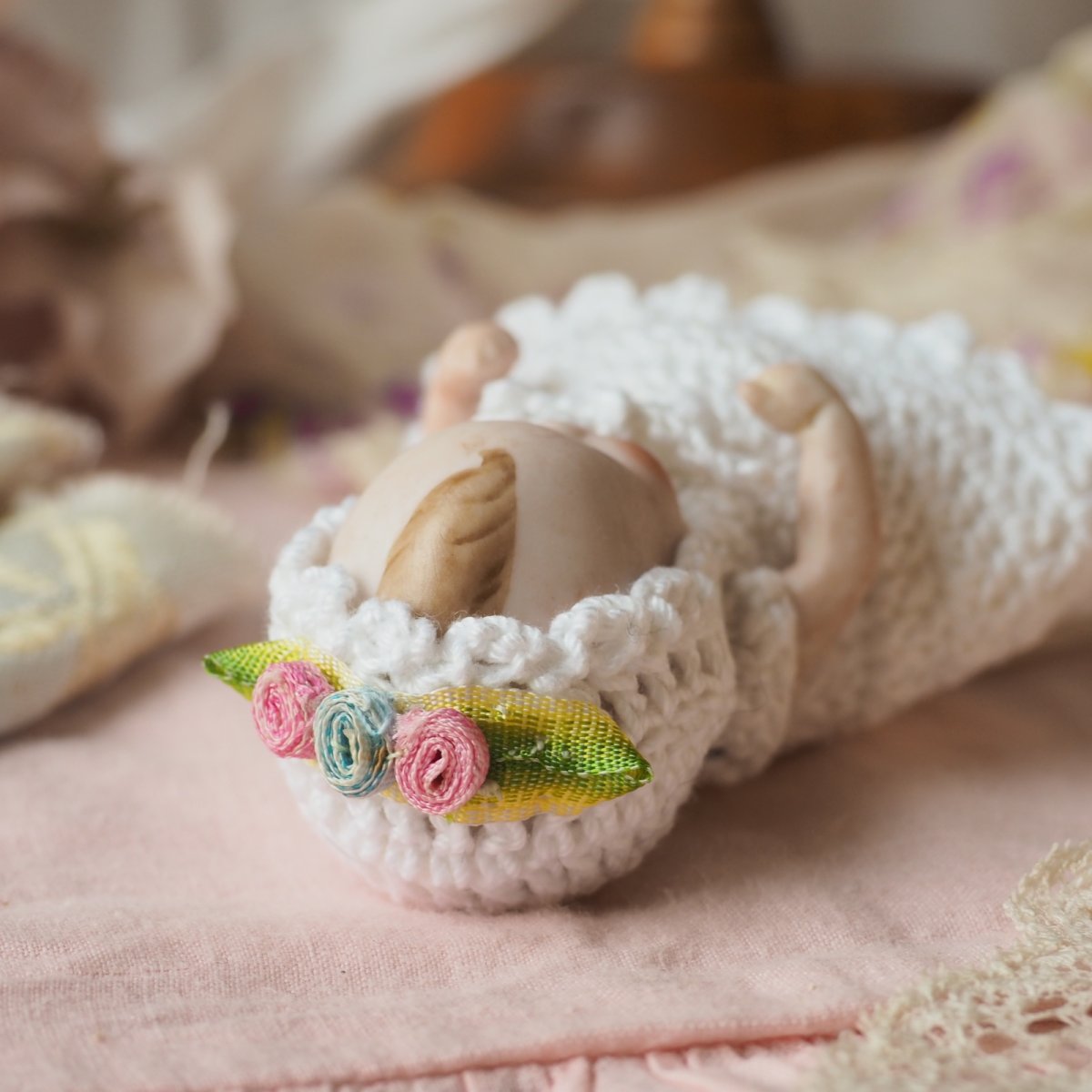 画像6: 小さなビスクドールベビー/白いクロシェのワンピースとドロワース、ボネ付き (6)