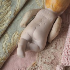 画像14: ［m様お問合せ商品］ドイツ製ビスクドールベビー/ピンク色のクロシェおくるみとボネ付き (14)