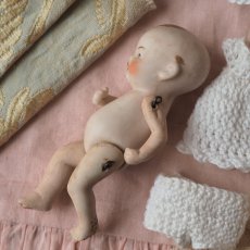 画像19: 小さなビスクドールベビー/白いクロシェのワンピースとドロワース、ボネ付き (19)