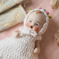 画像2: 小さなビスクドールベビー/白いクロシェのワンピースとドロワース、ボネ付き (2)