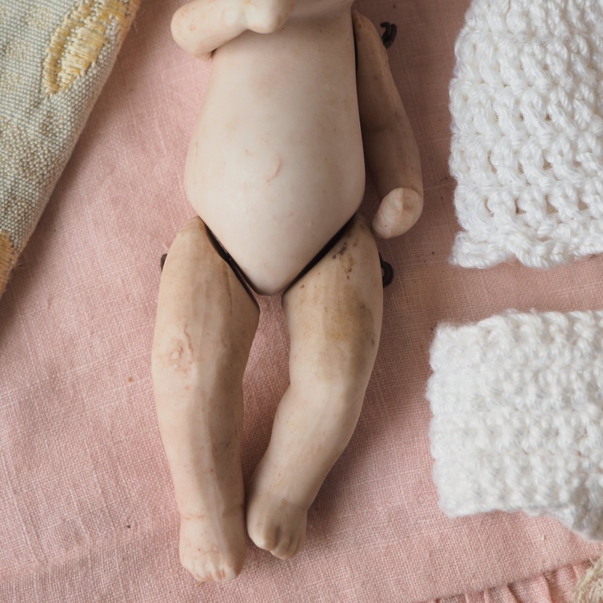 画像13: 小さなビスクドールベビー/白いクロシェのワンピースとドロワース、ボネ付き (13)