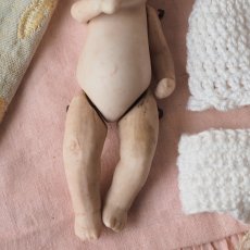 画像13: 小さなビスクドールベビー/白いクロシェのワンピースとドロワース、ボネ付き (13)