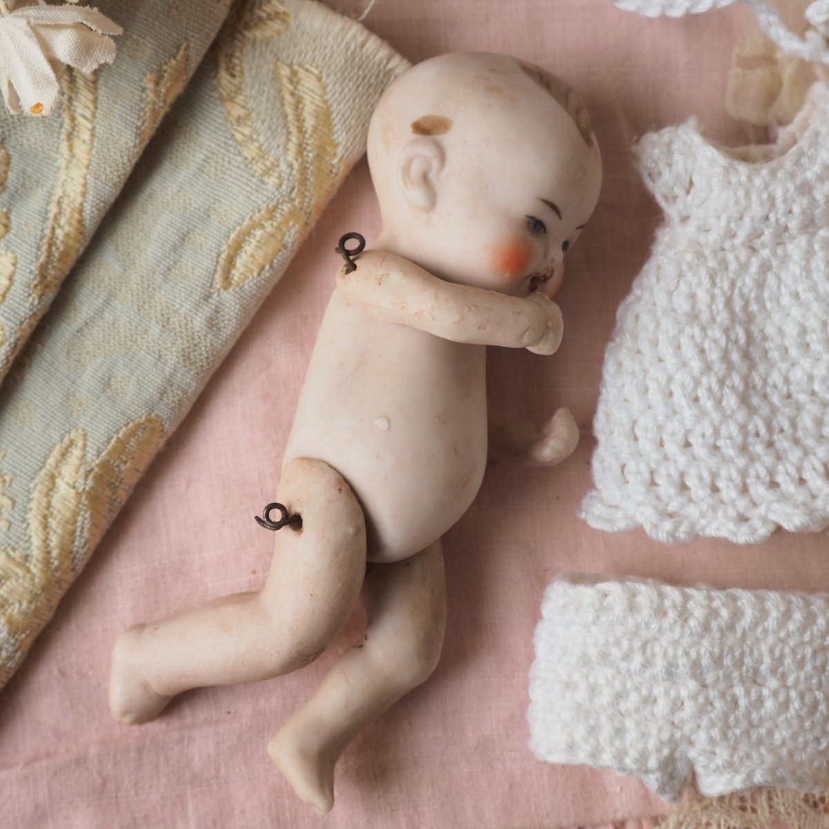 画像14: 小さなビスクドールベビー/白いクロシェのワンピースとドロワース、ボネ付き (14)