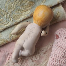 画像10: ［m様お問合せ商品］ドイツ製ビスクドールベビー/ピンク色のクロシェおくるみとボネ付き (10)