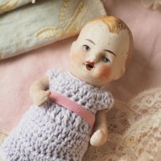 画像2: ベビービスクドール薄い紫色クロシェのロンパース/ドイツ製 (2)