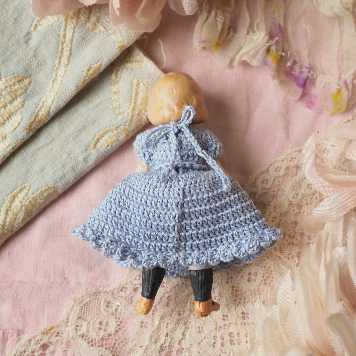 画像3: 黒い靴下の小さなビスクドール/ブルーグレークロシェワンピース (3)