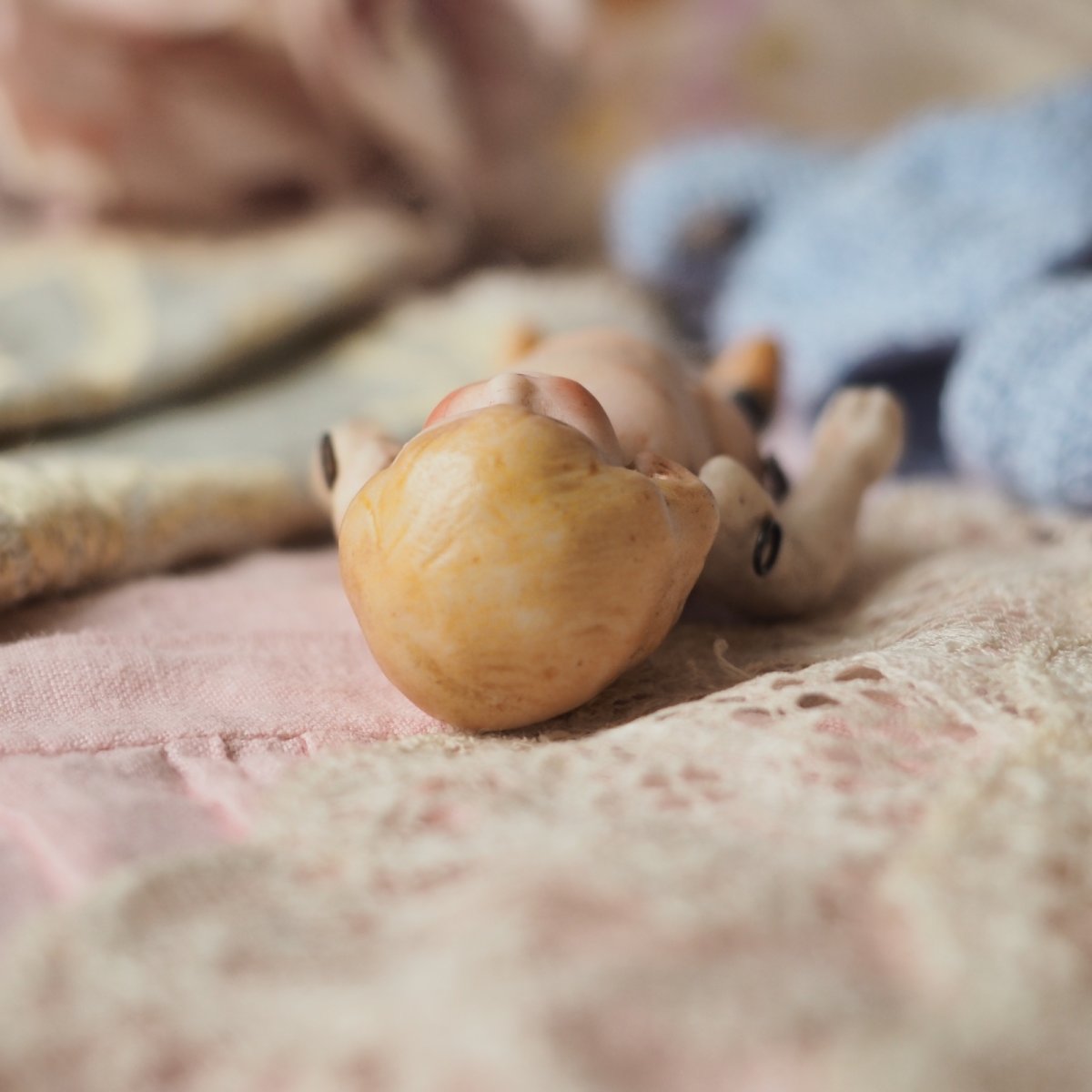 画像15: 黒い靴下の小さなビスクドール/ブルーグレークロシェワンピース (15)