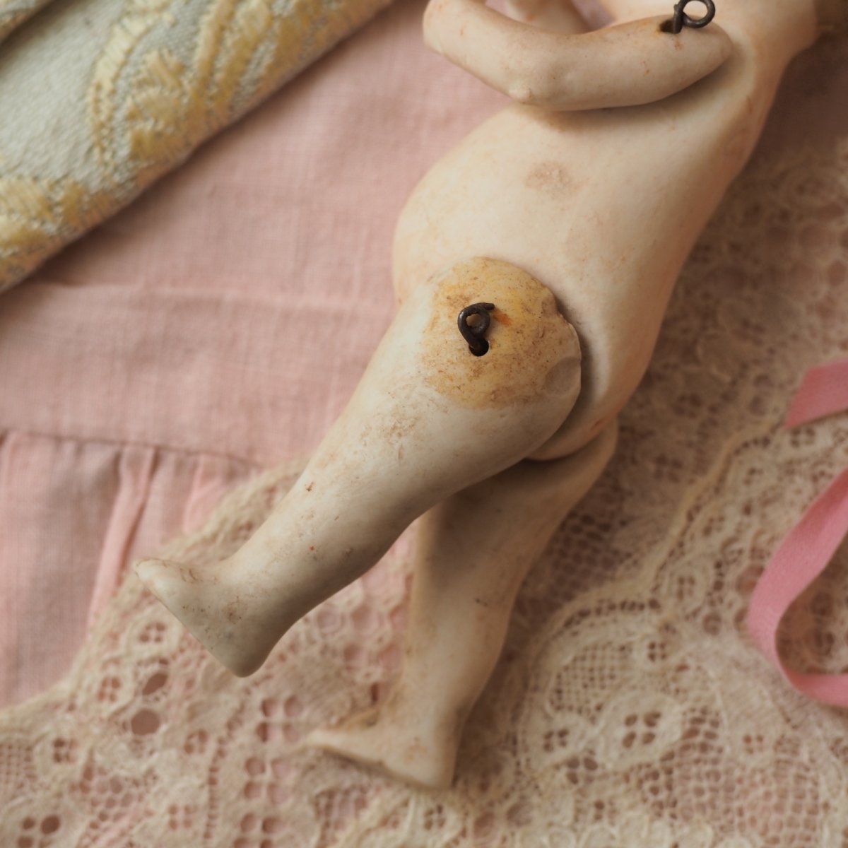 画像12: ベビービスクドール薄い紫色クロシェのロンパース/ドイツ製 (12)