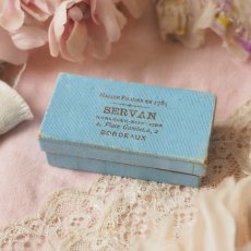 画像1: ボルドーの古いお店の広告付き青い紙箱/長方形 (1)