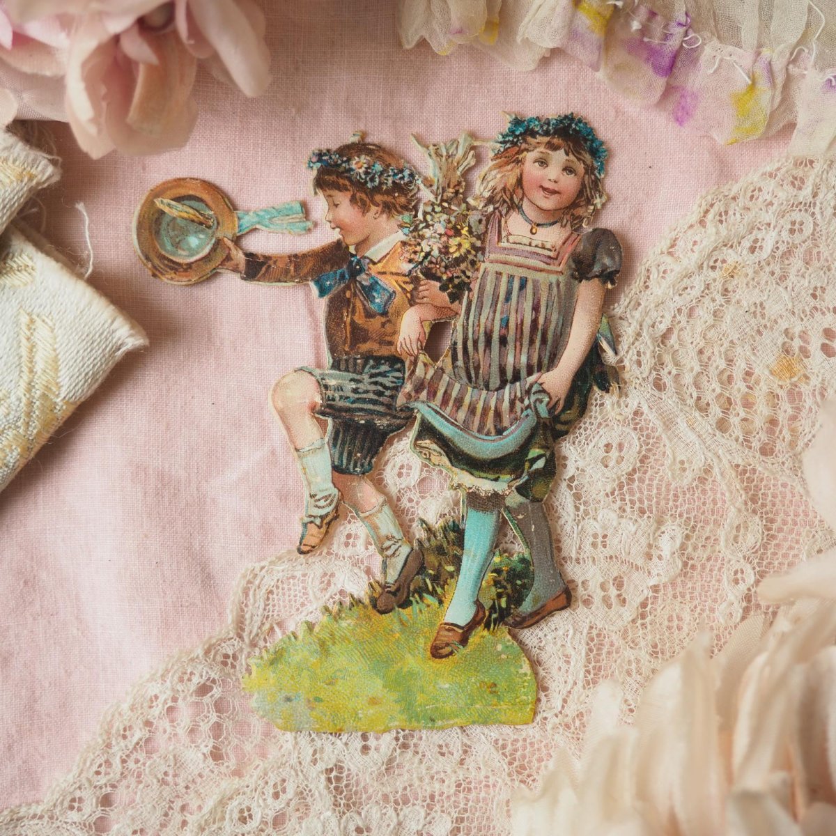 画像1: 花冠を付けた少年と少女のクロモカード/レアな絵柄型抜き (1)