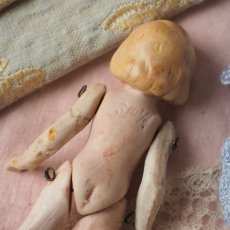 画像12: 黒い靴下の小さなビスクドール/ブルーグレークロシェワンピース (12)