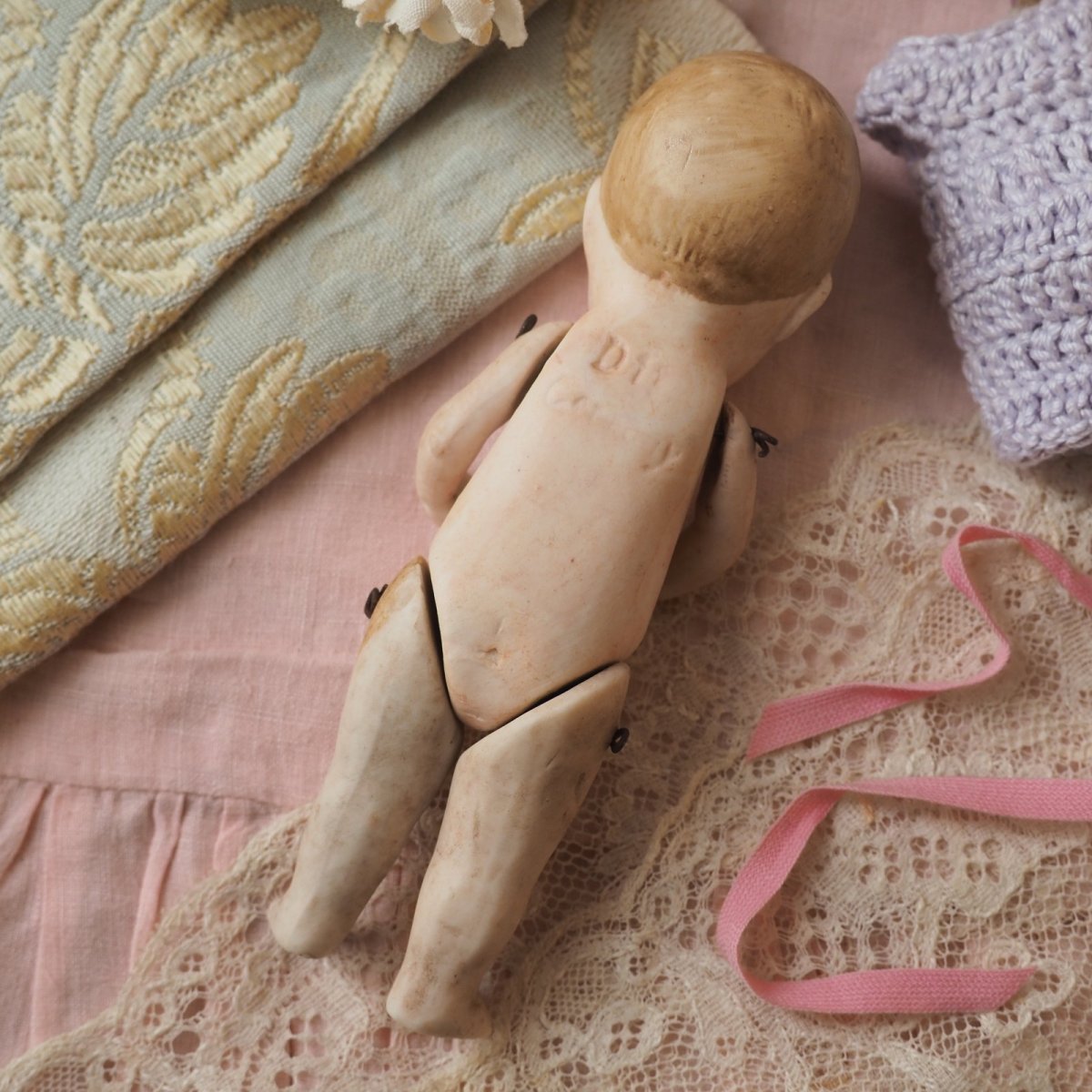 画像9: ベビービスクドール薄い紫色クロシェのロンパース/ドイツ製 (9)