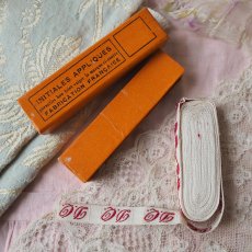画像6: 箱入りイニシャルテープ赤い文字/モノグラム刺繍リボン (6)