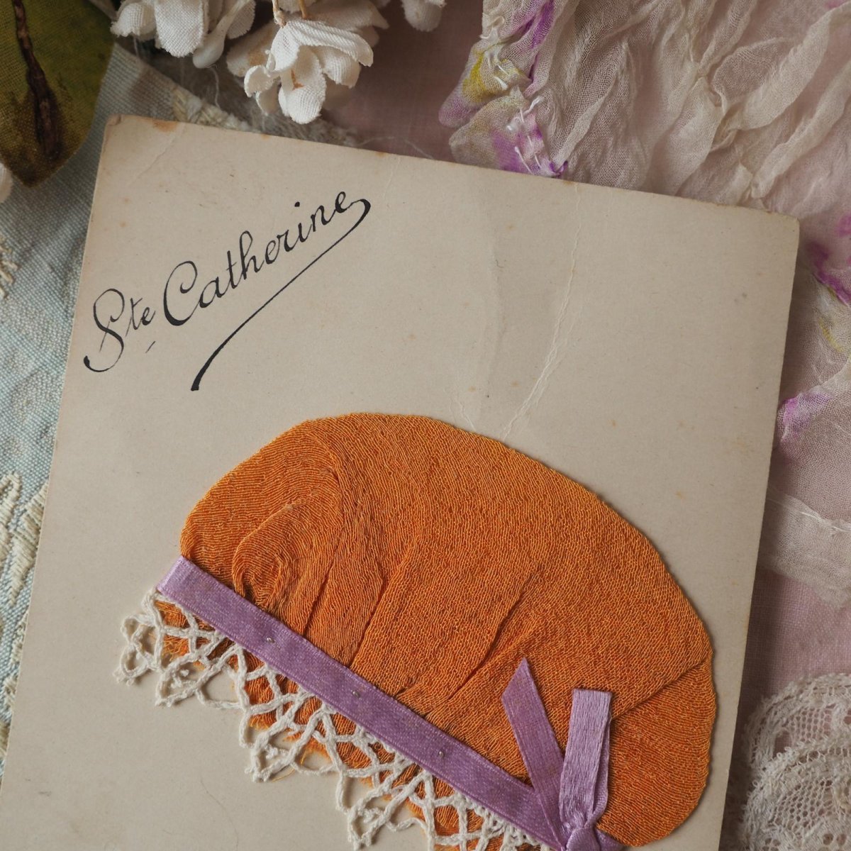 画像2: オレンジ色の丸いボネとレースのボネカード/聖カトリーヌ祭 (2)