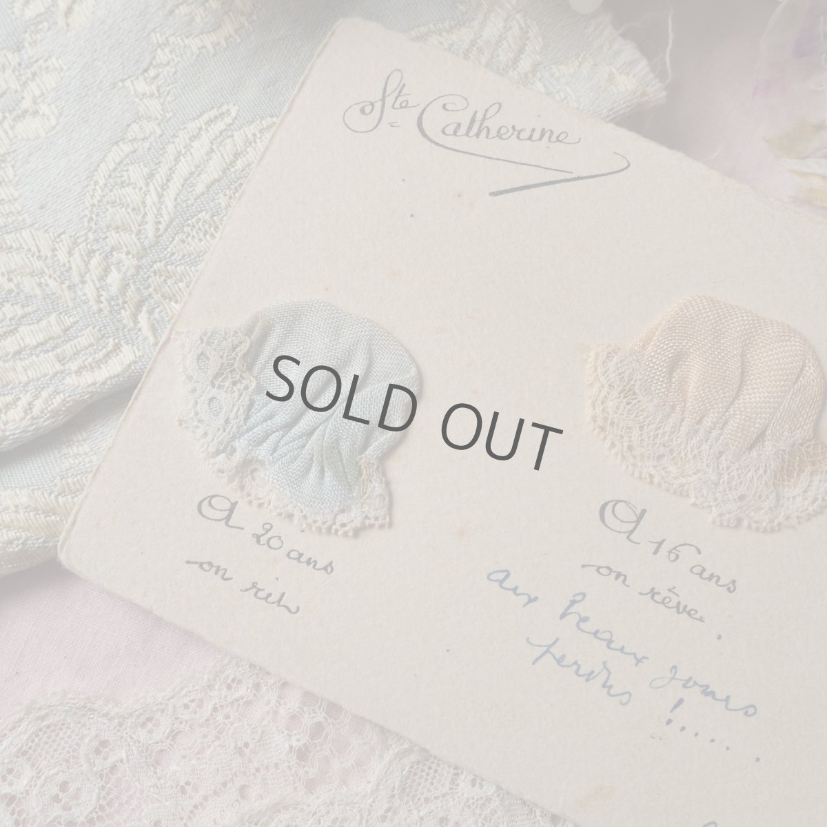 画像2: パステルカラー3色布とレース飾りのボネカード/聖カトリーヌ祭 (2)