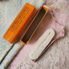 画像5: 箱入りイニシャルテープ赤い文字/モノグラム刺繍リボン (5)