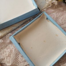 画像7: ベビーブルーのドラジェBOX、赤ちゃんの紙モチーフの仕掛け付き/BAPTEME (7)