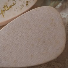 画像11: 薄いピンク色のドラジェBOX、教会と文字の紙箱 (11)