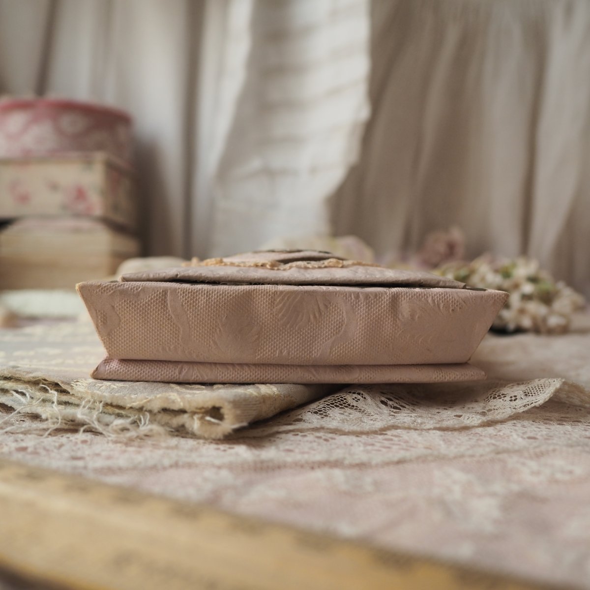 画像5: アヒルとベビーの絵柄レース飾りのドラジェBOX/ピンク色紙箱 (5)