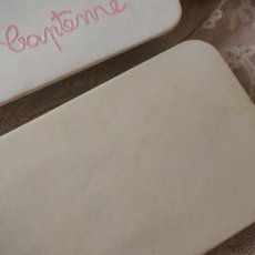 画像11: 白いドラジェBOX、乳母車とエンボスピンク色文字Bapteme紙箱 (11)