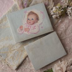 画像8: 薄いブルーグレーのドラジェBOX、青い目の赤ちゃんの絵柄の紙箱 (8)