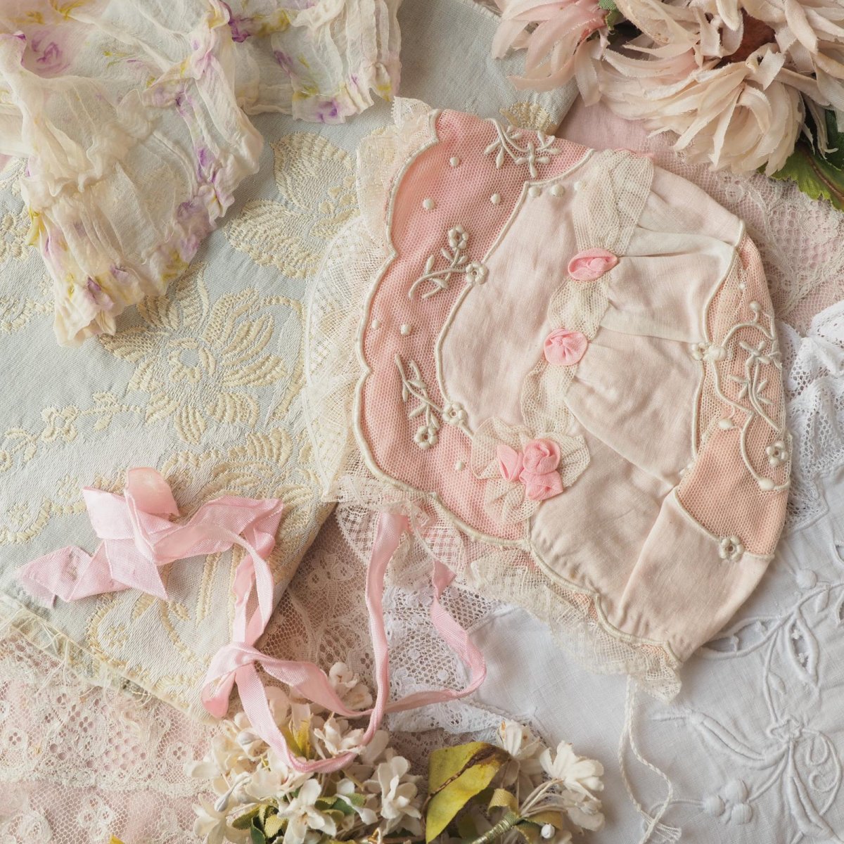 画像1: ベビーボネ、ピンクの薔薇とチュールレース刺繍飾り/シルクのインナー付き (1)
