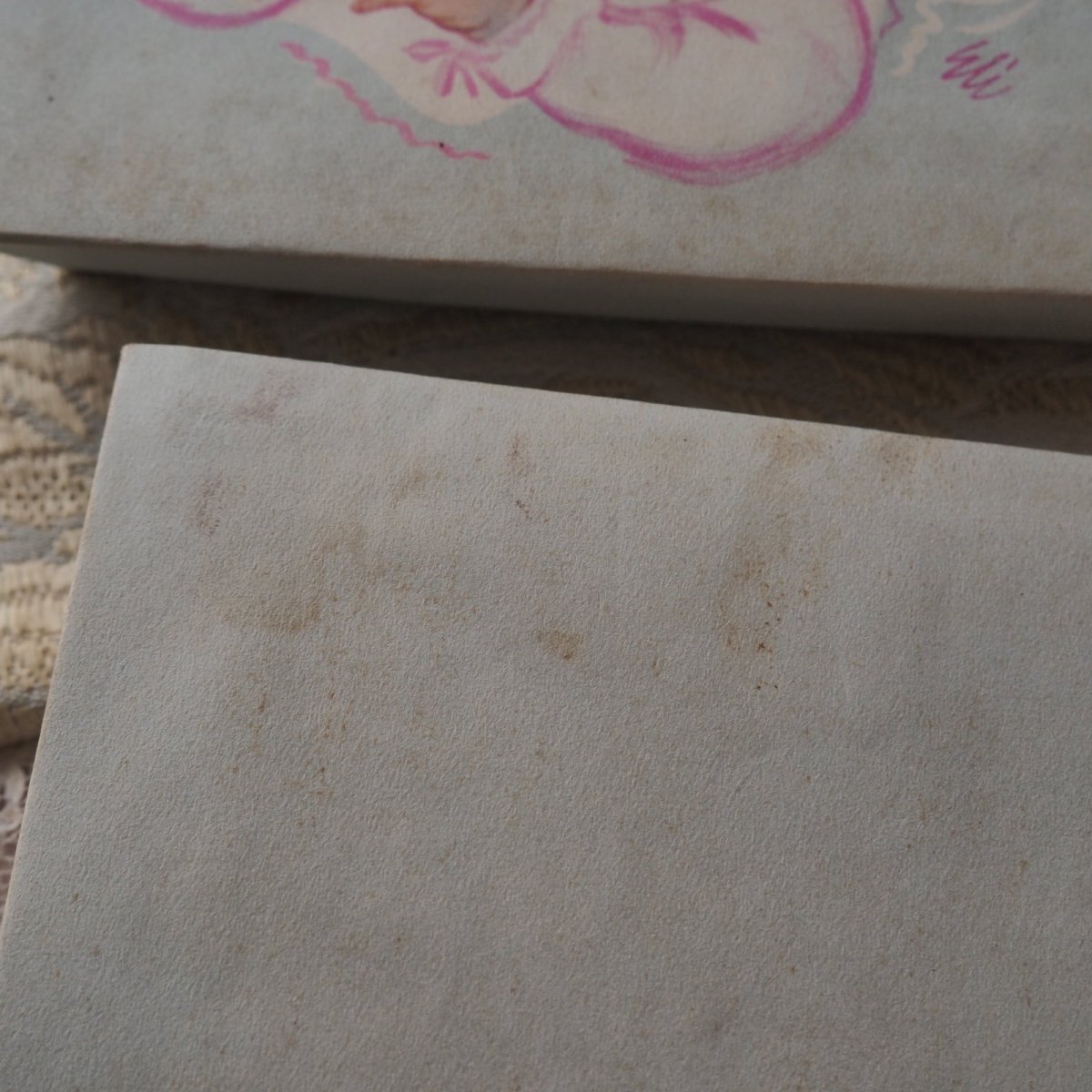 画像10: 薄いブルーグレーのドラジェBOX、青い目の赤ちゃんの絵柄の紙箱 (10)