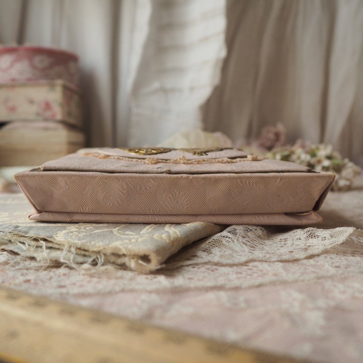 画像4: アヒルとベビーの絵柄レース飾りのドラジェBOX/ピンク色紙箱 (4)