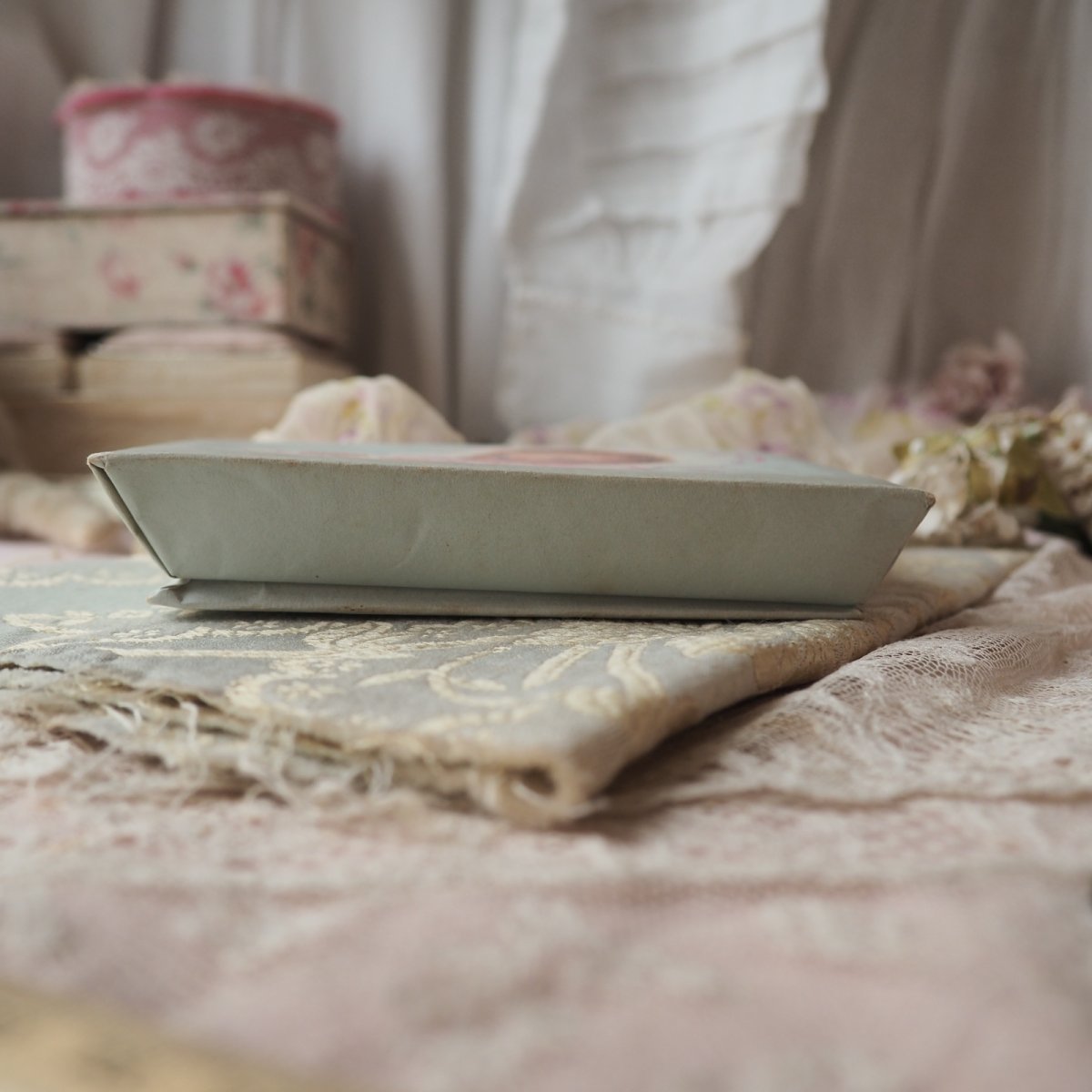 画像2: 薄いブルーグレーのドラジェBOX、青い目の赤ちゃんの絵柄の紙箱 (2)