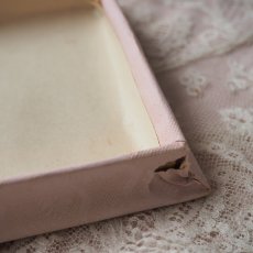 画像9: アヒルとベビーの絵柄レース飾りのドラジェBOX/ピンク色紙箱 (9)