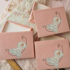 画像14: ピンク色のドラジェBOX、ベビーとゆりかごの紙箱 (14)