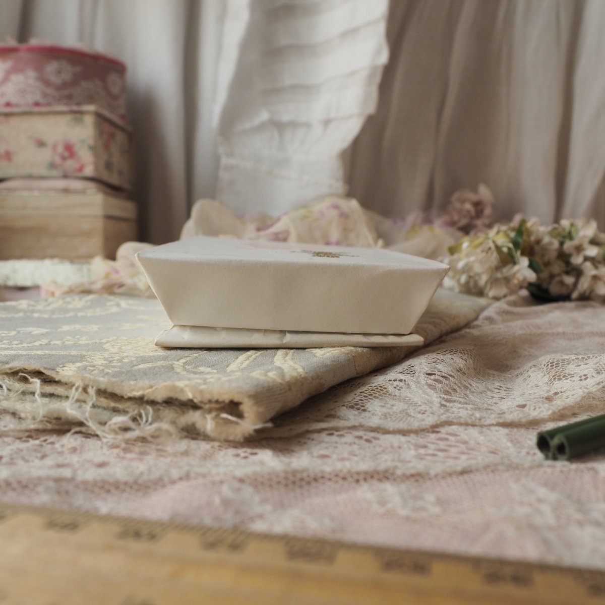 画像4: 白いドラジェBOX、ベビーの絵柄と金文字Bapteme紙箱 (4)