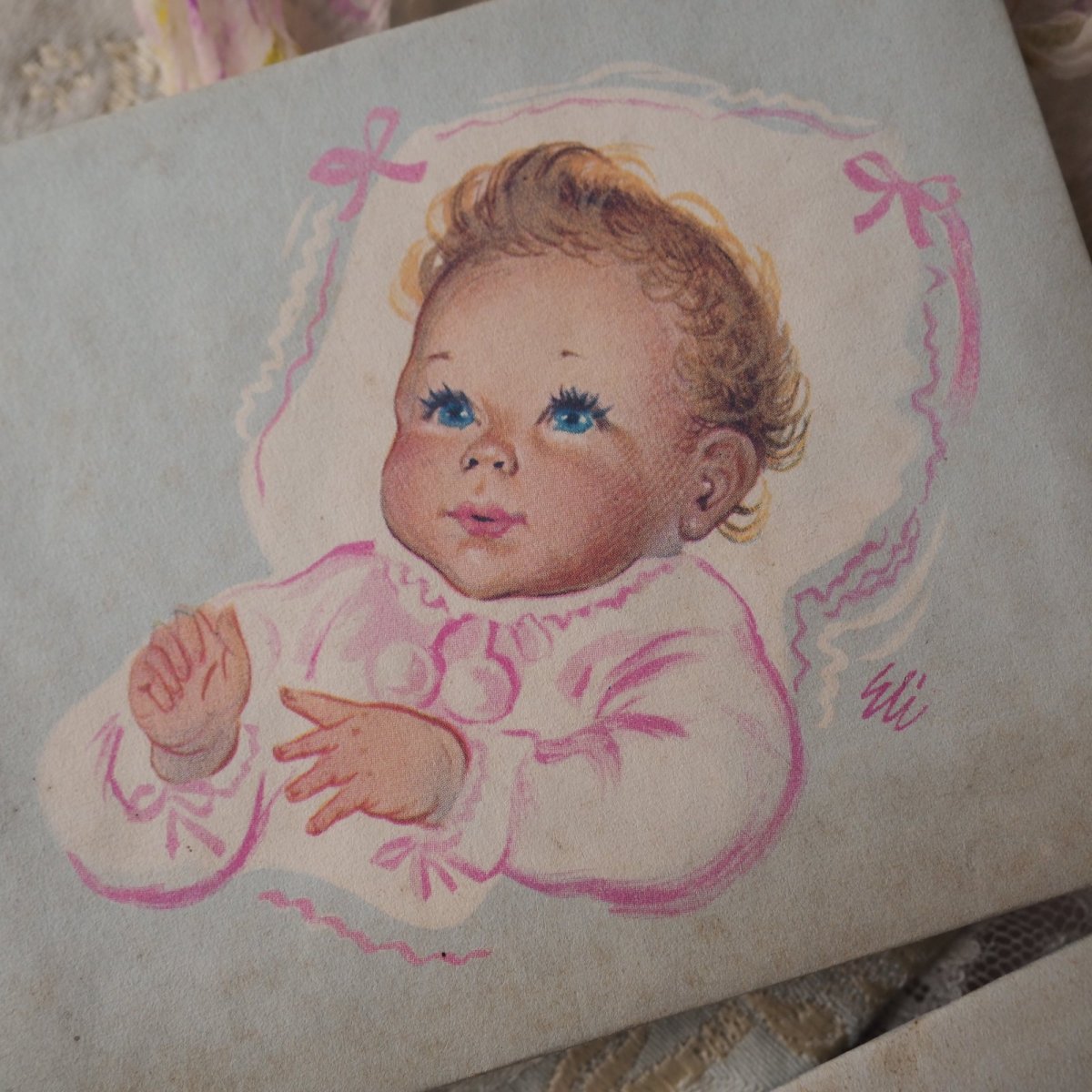 画像9: 薄いブルーグレーのドラジェBOX、青い目の赤ちゃんの絵柄の紙箱 (9)