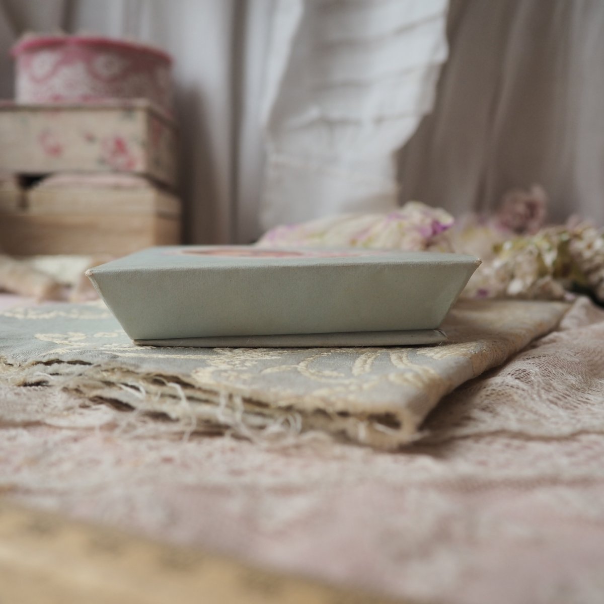 画像5: 薄いブルーグレーのドラジェBOX、青い目の赤ちゃんの絵柄の紙箱 (5)