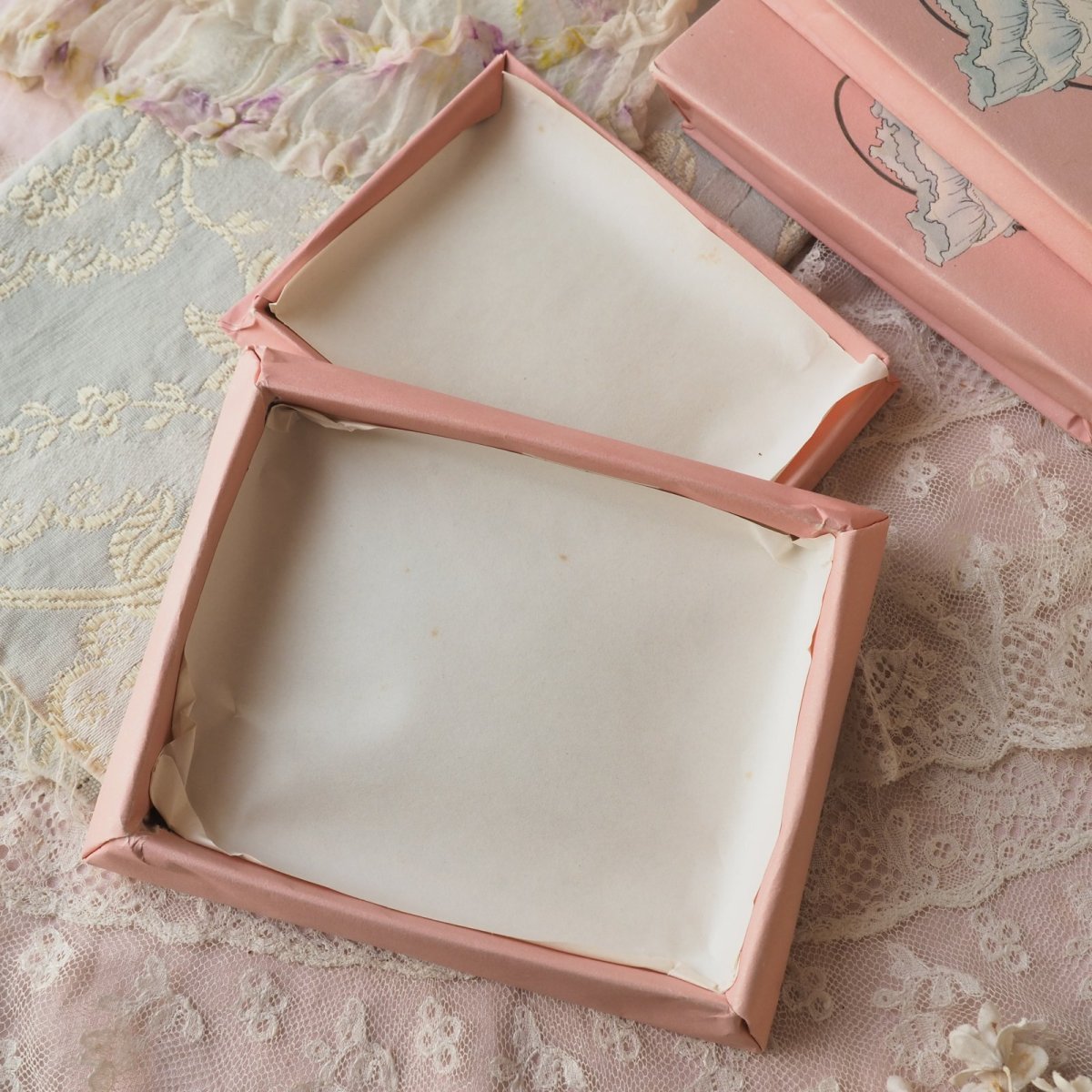 画像12: ピンク色のドラジェBOX、ベビーとゆりかごの紙箱 (12)