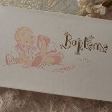 画像2: 白いドラジェBOX、ベビーの絵柄と金文字Bapteme紙箱 (2)