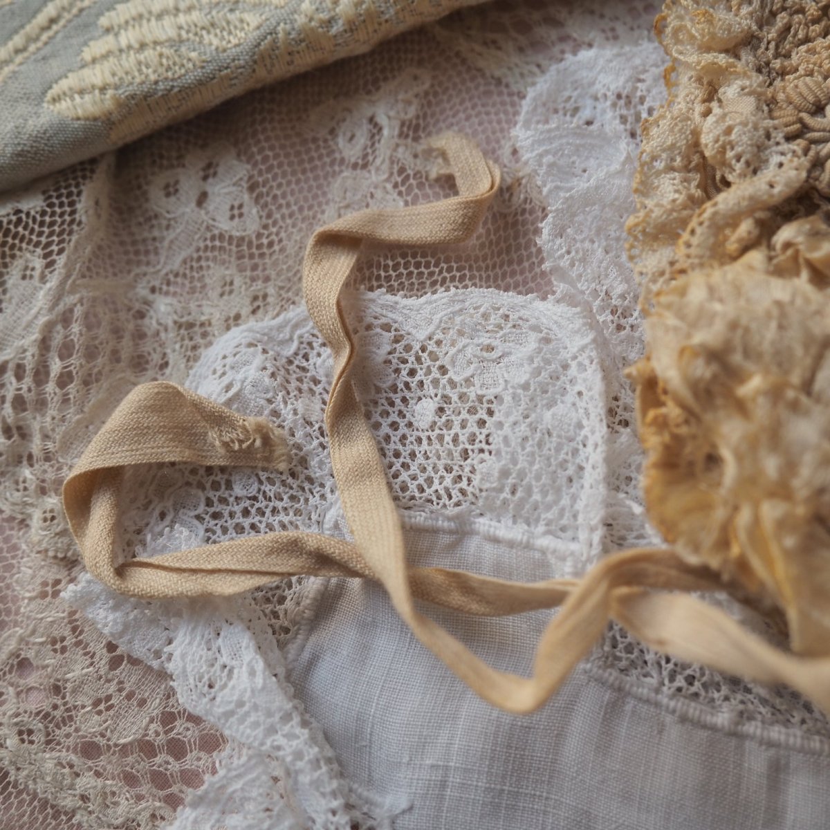 画像2: ベビーorドール用手仕事クロシェレースのボネ／ロゼッタリボン付き (2)