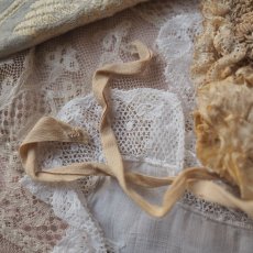 画像2: ベビーorドール用手仕事クロシェレースのボネ／ロゼッタリボン付き (2)