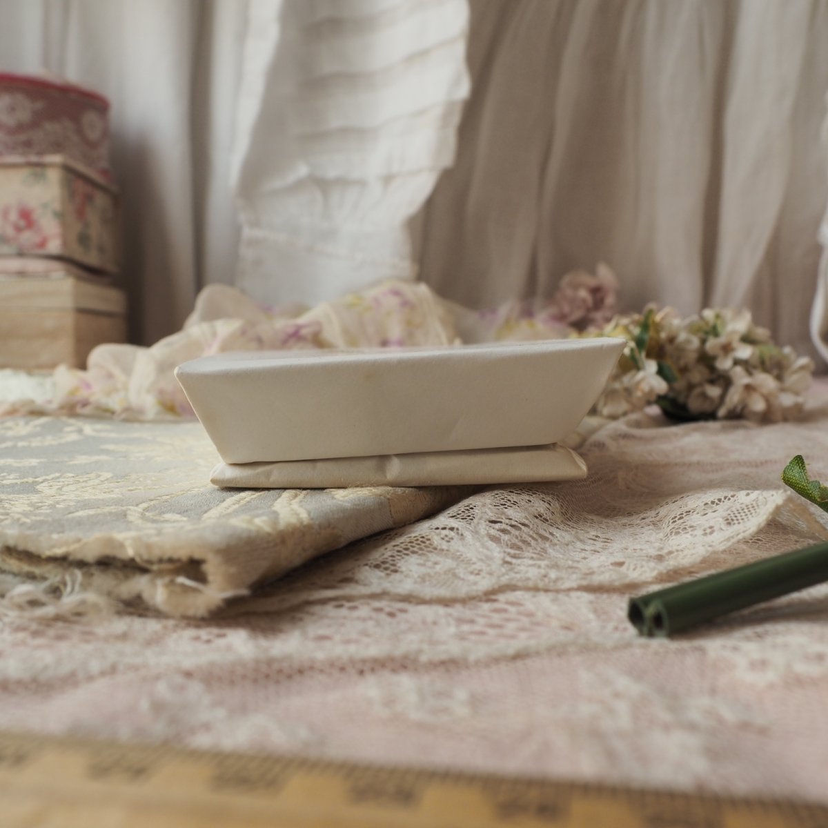 画像6: 白いドラジェBOX、ベビーの絵柄と金文字Bapteme紙箱 (6)