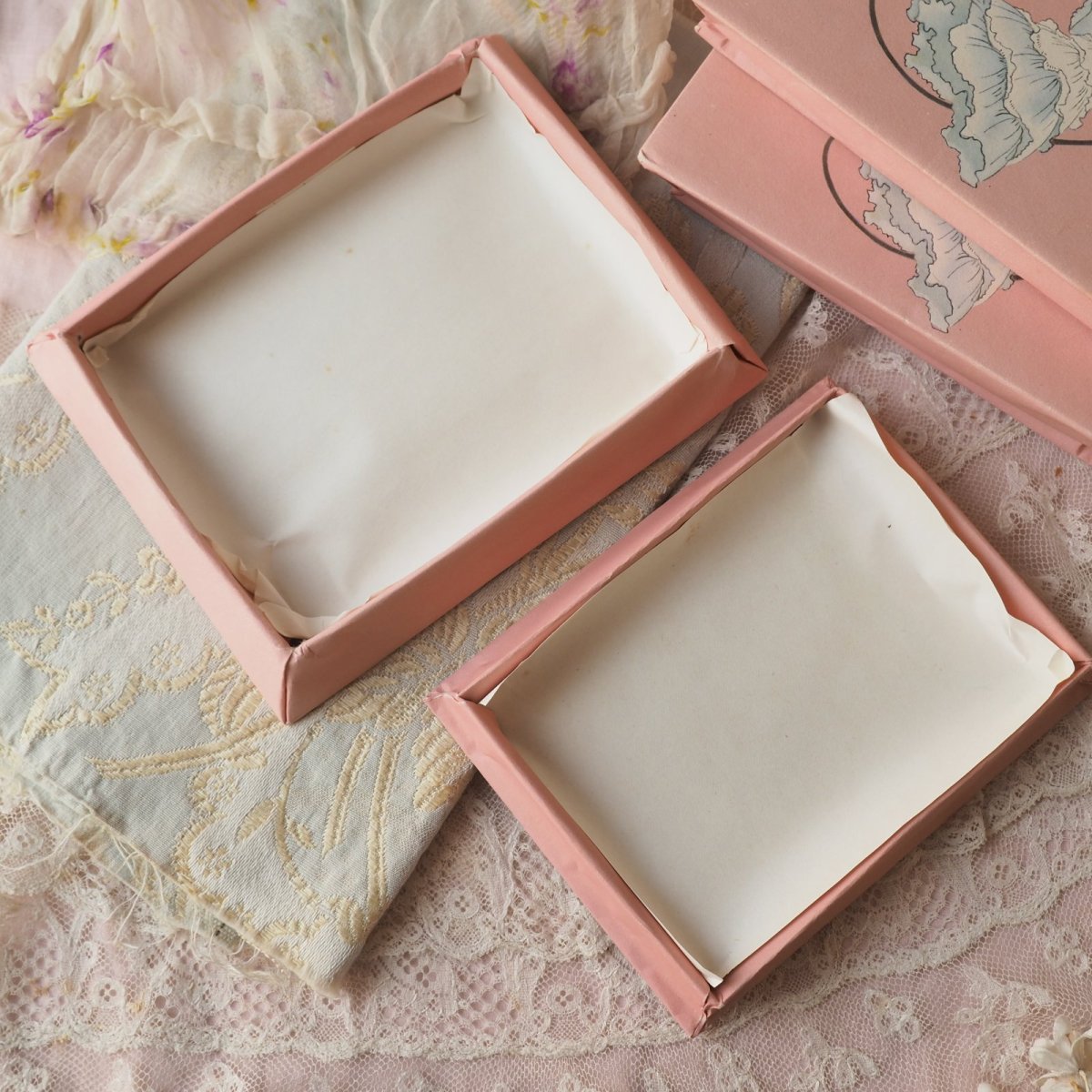 画像7: ピンク色のドラジェBOX、ベビーとゆりかごの紙箱 (7)
