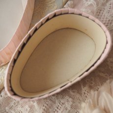 画像8: 薄いピンク色のドラジェBOX、教会と文字の紙箱 (8)