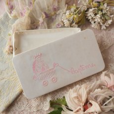 画像12: 白いドラジェBOX、乳母車とエンボスピンク色文字Bapteme紙箱 (12)