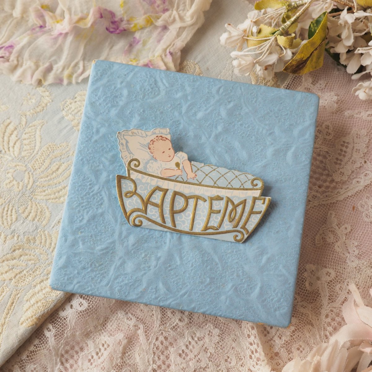 画像1: ベビーブルーのドラジェBOX、赤ちゃんの紙モチーフの仕掛け付き/BAPTEME (1)